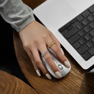 Bagues en argent S925 à motif dentelle et diamants portées dans un cadre de bureau