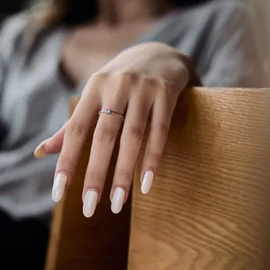 Bague ouverte minimaliste en argent S925 avec zircon carré sur un doigt de femme