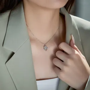Detailaufnahme einer S925 Sterlingsilber Kette mit einem Anhänger für Mädchen und Zirkonia
