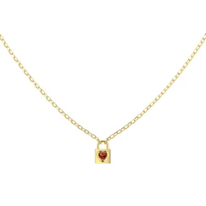 Elegante gouden S925 zilveren ketting met een verfijnd rood hartvormig edelsteenslot