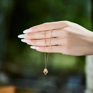 Detail der S925 Silber Gold Mädchen Halskette mit Markasitsteinen im Außenlicht