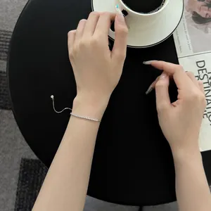 Détail d'un bracelet de tennis ajustable en argent S925 avec des pierres de zircon brillantes