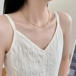 Collana regolabile con sfere dorate in argento S925 minimalista indossata da una modella