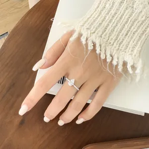 Macro de la bague en argent S925 avec zircon poire et sertissage micro-pave élégant