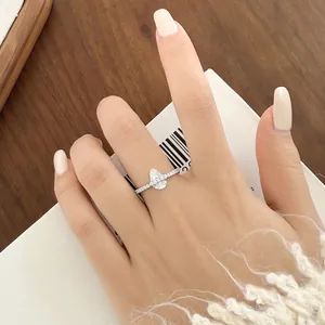 Bague élégante en argent sterling S925 avec zircone en forme de poire au doigt