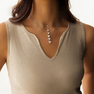 Détail d'un collier S925 argenté à six rangs avec pendentifs cœurs en cristal dégradés
