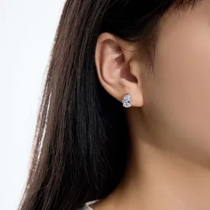 Élégantes boucles d'oreilles en argent S925 en forme de poire portées par un mannequin chic