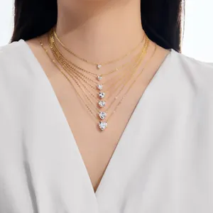 Mannequin portant un collier doré luxe à sept couches avec pendentifs cœurs étagés
