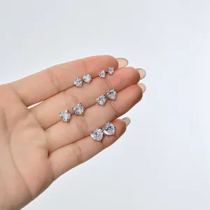 Set de quatre paires de boucles d'oreilles cœur en argent S925 et zircons blancs