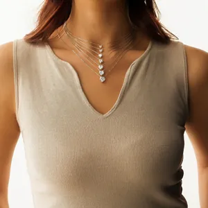 Détail de colliers superposés en argent S925 avec pendentifs en cœur sur un mannequin