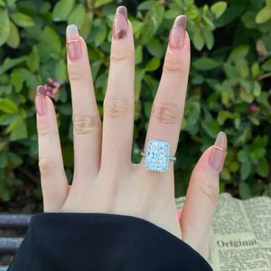 Nahaufnahme eines silbernen Rings im Radiant-Schliff mit Halo-Fassung im Freien