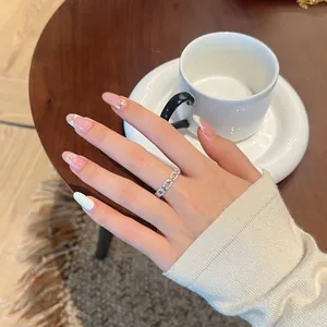 Dettaglio anello a catena in argento S925 con moissanite indossato sulla mano
