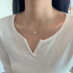 Vue détaillée d'un collier en argent S925 avec pendentif en moissanite en forme de cœur