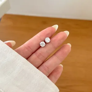 Gros plan sur les clous d'oreilles en argent S925 avec cz rond et serti à quatre griffes