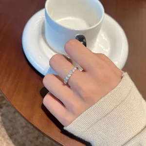 Anillo de eternidad en plata esterlina S925 con piedras moissanita en el dedo