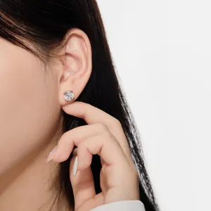Gros plan sur un clou d'oreille minimaliste en argent S925 avec gemme ronde scintillante
