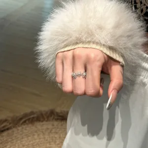 Detailopname van de S925 zilveren bloemenring met zirkonia aan de hand van het model