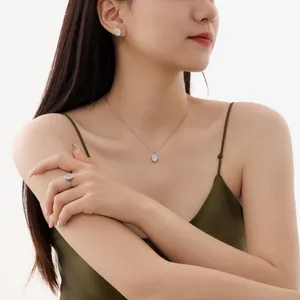 Tragebeispiel eines S925 Silber-Schmucksets mit ovalen Zirkonia-Steinen für Damen