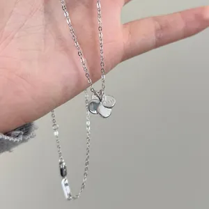 Vue détaillée du pendentif trèfle à quatre feuilles en argent S925 et chaîne fine