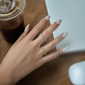 Détail de bagues en dentelle florale vintage or et argent avec cristaux micro-pavés