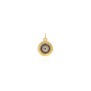 Makro-Detail des 18K vergoldeten Evil Eye Anhängers mit blau-weißen Zirkonsteinen