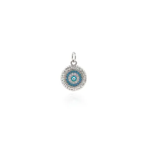 Makroaufnahme des 18K vergoldeten Evil Eye Anhängers mit Zirkonia und blauen Akzenten