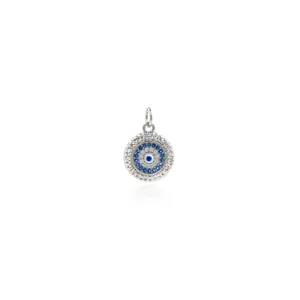 Detail eines 18K vergoldeten Evil Eye Anhängers mit blau-weißen Zirkonia-Steinen