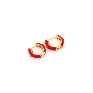 18K vergoldete Huggie-Ohrringe mit roter Emaille und funkelnden Zirkonia-Steinen