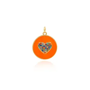 Nahaufnahme von 18K vergoldetem Anhänger mit orangem Emaille und Zirkon-Herzanhänger