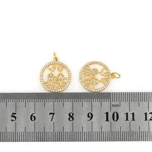 Vista macro de colgantes LOVE de 20mm bañados en oro de 18K con micro pavé de circonitas