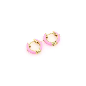 18K vergoldete Creolen mit rosa Emaille und Zirkonia-Steinen auf weißem Hintergrund