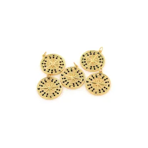 Dettaglio di cinque ciondoli a bussola rotondi placcati in oro 18K per gioielli fai-da-te