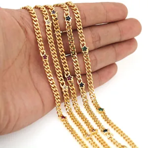 Détail de la chaîne gourmette plaquée or 18K avec breloques étoiles en émail coloré