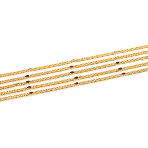 Détail de chaînes gourmettes dorées 18K avec des gemmes multicolores marquises