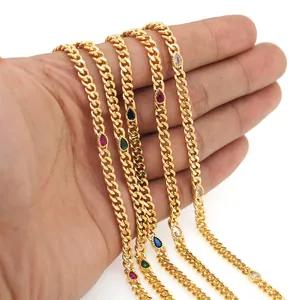 Détail de chaînes cubaines en cuivre plaqué or 18K avec zircons colorés en forme de goutte