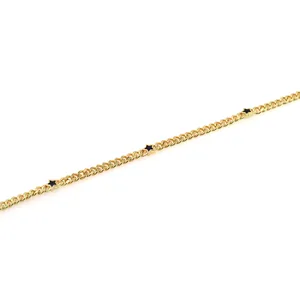 Détail d'une chaîne gourmette plate plaquée or 18K avec breloques étoiles en émail pour bijoux