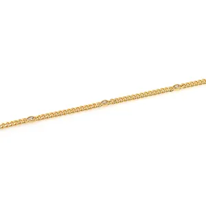 Macro d'une chaîne gourmette plate plaquée or 18K avec trois cristaux de marquise