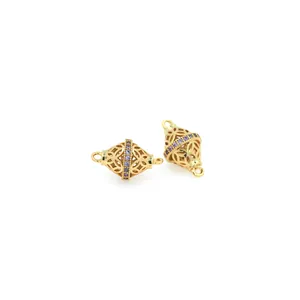 Vue détaillée de connecteurs ajourés dorés 18K avec zircons violets pour la création bijoux