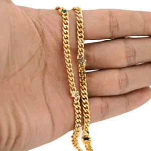Détail de la chaîne cubaine plaquée or 18K avec inserts d'étoiles en émail coloré