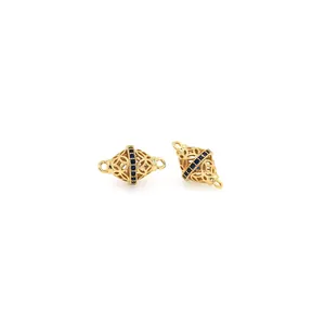 Détail des connecteurs ajourés plaqués or 18K avec zircon bleu pour la création de bijoux