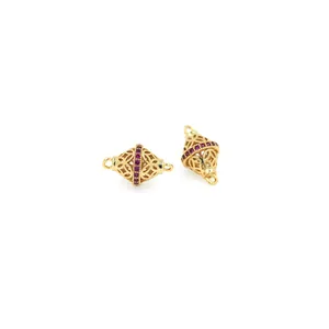 Vue détaillée du connecteur cône plaqué or 18K avec zircons rouges pour bijoux DIY