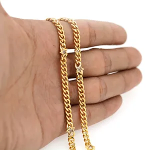 Détail de la chaîne plate plaquée or 18 carats avec étoiles et pierres de zircon