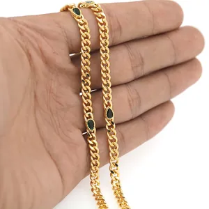 Détail du collier à chaîne plate plaqué or 18 carats avec zircons vert foncé en poire