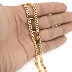 Détail de la chaîne gourmette plaquée or 18K avec pierres rouges en forme de goutte