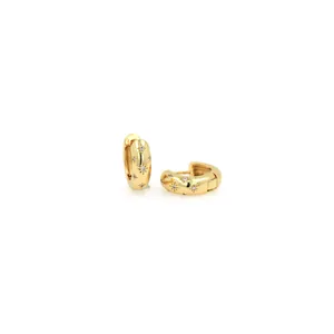 Makro-Detail von 18K vergoldeten Huggie-Ohrringen mit mikrogefassten Zirkon-Sternen