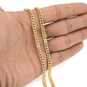 Détail de la chaîne gourmette plate plaquée or 18 carats avec zircons en forme de goutte
