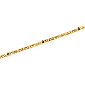 Chaîne plate plaquée or 18 carats avec pendentifs étoiles vert émeraude sur fond blanc