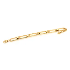 Detail eines 18K vergoldeten klobigen Büroklammer-Kettenarmbands mit Karabinerverschluss