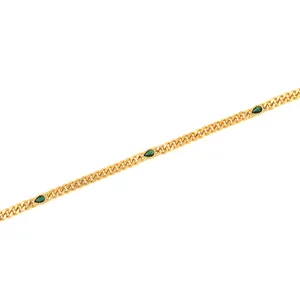 Collier chaîne plate plaqué or 18 carats avec pierres goutte vert émeraude sur blanc