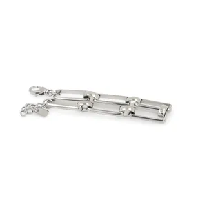 Detailansicht eines groben geometrischen Gliederkettenarmbands mit Good Luck Anhänger